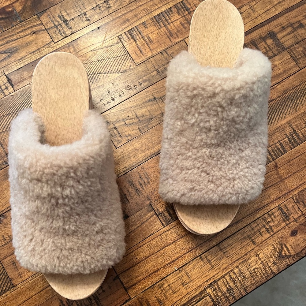 Zuzii fur clog sandals